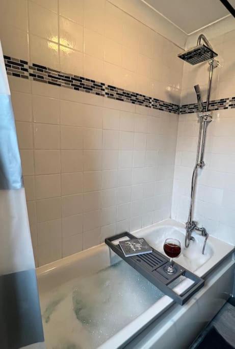 Lovely, Two Bedroom Apartment Central Location Londen Buitenkant foto