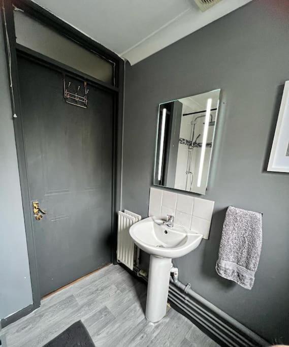 Lovely, Two Bedroom Apartment Central Location Londen Buitenkant foto