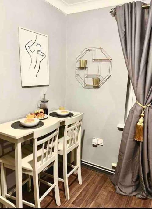 Lovely, Two Bedroom Apartment Central Location Londen Buitenkant foto