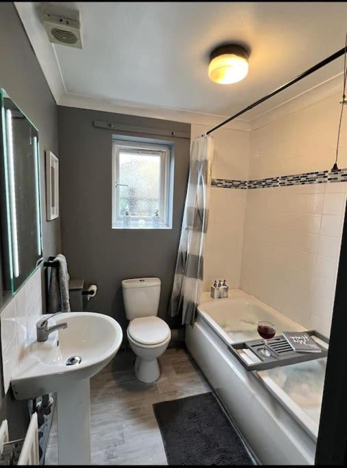 Lovely, Two Bedroom Apartment Central Location Londen Buitenkant foto