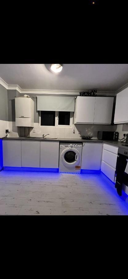 Lovely, Two Bedroom Apartment Central Location Londen Buitenkant foto