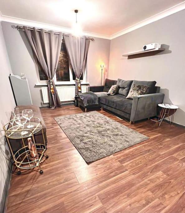 Lovely, Two Bedroom Apartment Central Location Londen Buitenkant foto
